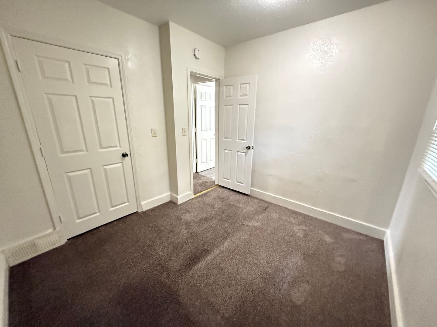Jackson Apartment: 107 W Wilkins St
