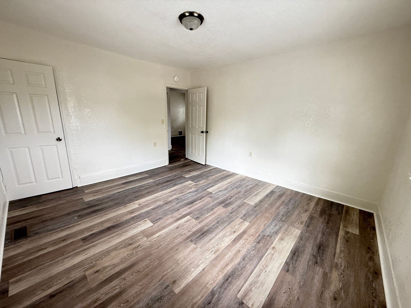 Jackson Apartment: 107 W Wilkins St