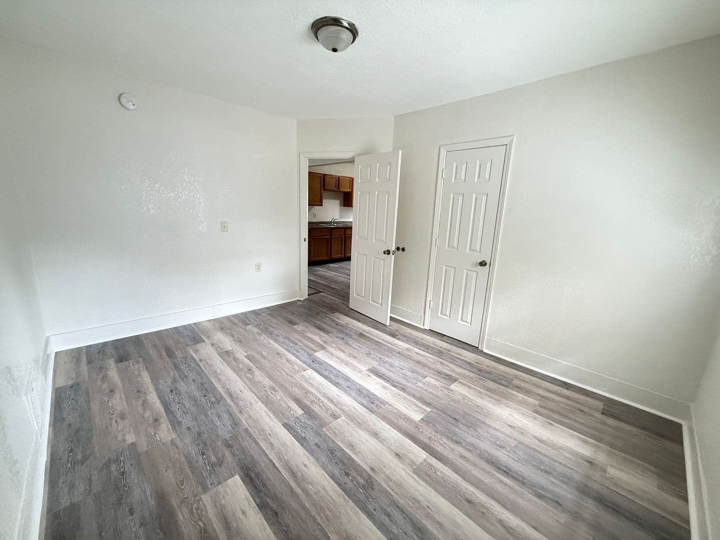 Jackson Apartment: 107 W Wilkins St