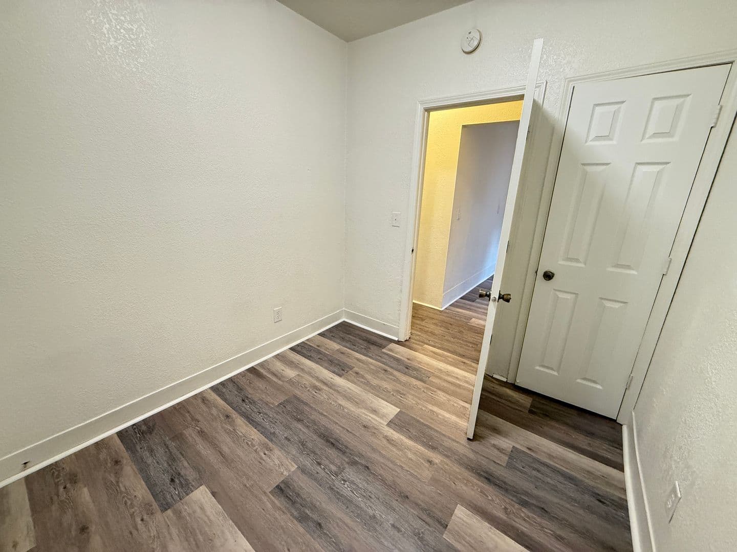 Jackson Apartment: 107 W Wilkins St