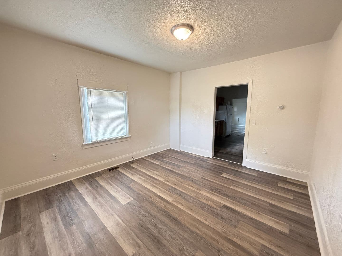 Jackson Apartment: 107 W Wilkins St