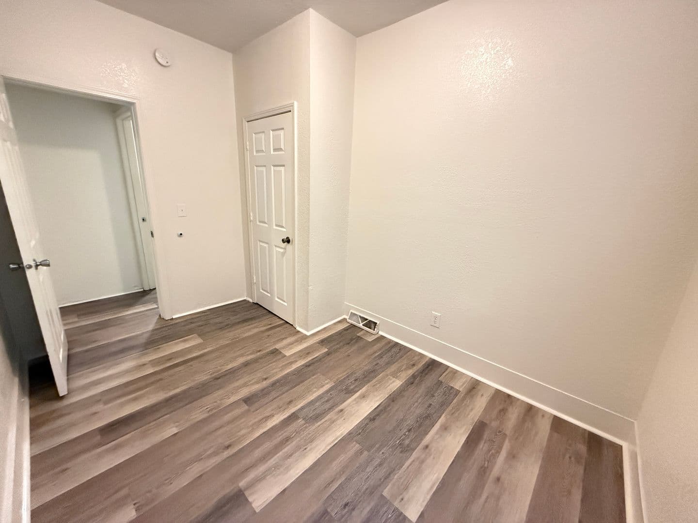 Jackson Apartment: 107 W Wilkins St