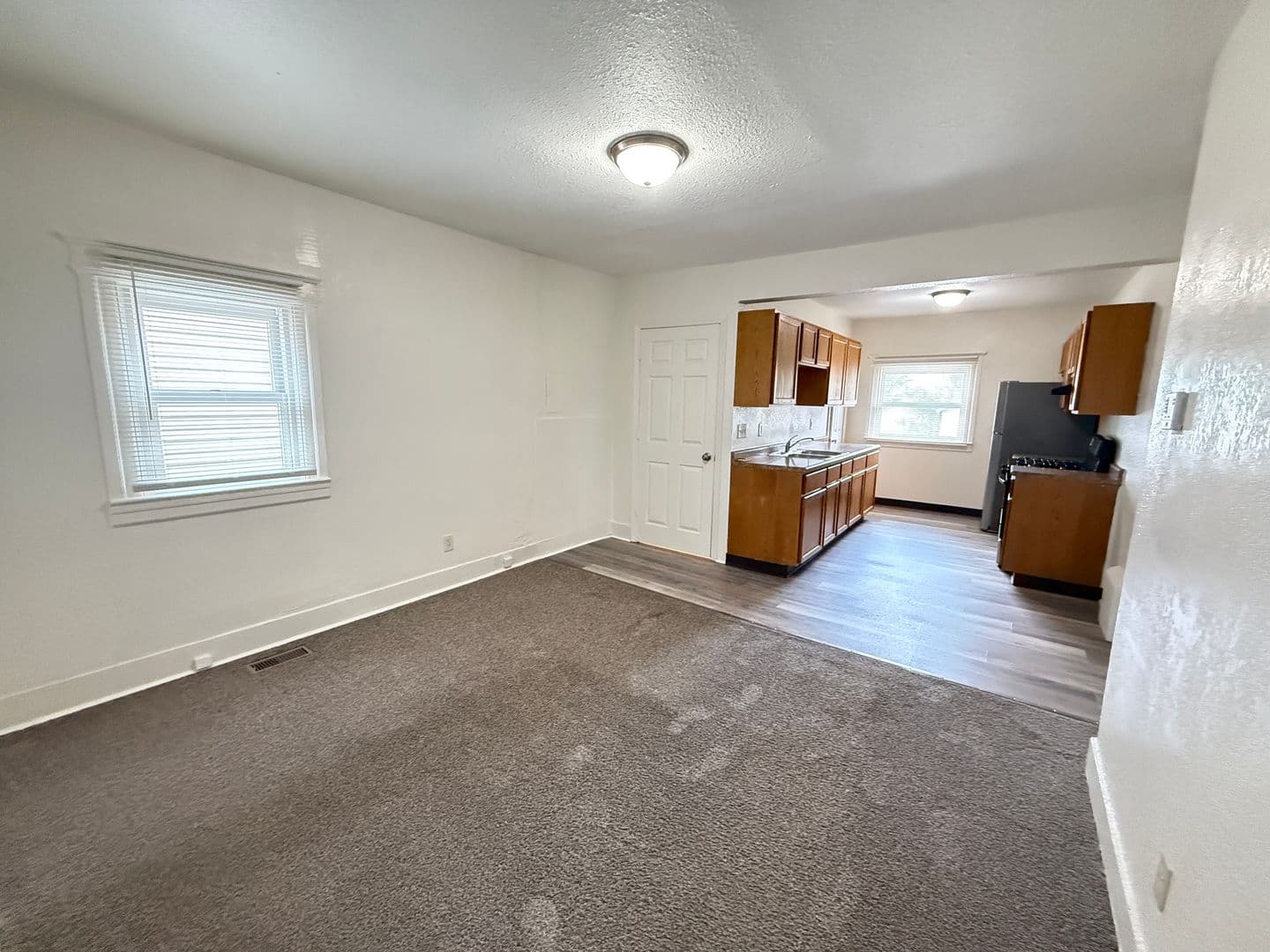 Jackson Apartment: 107 W Wilkins St