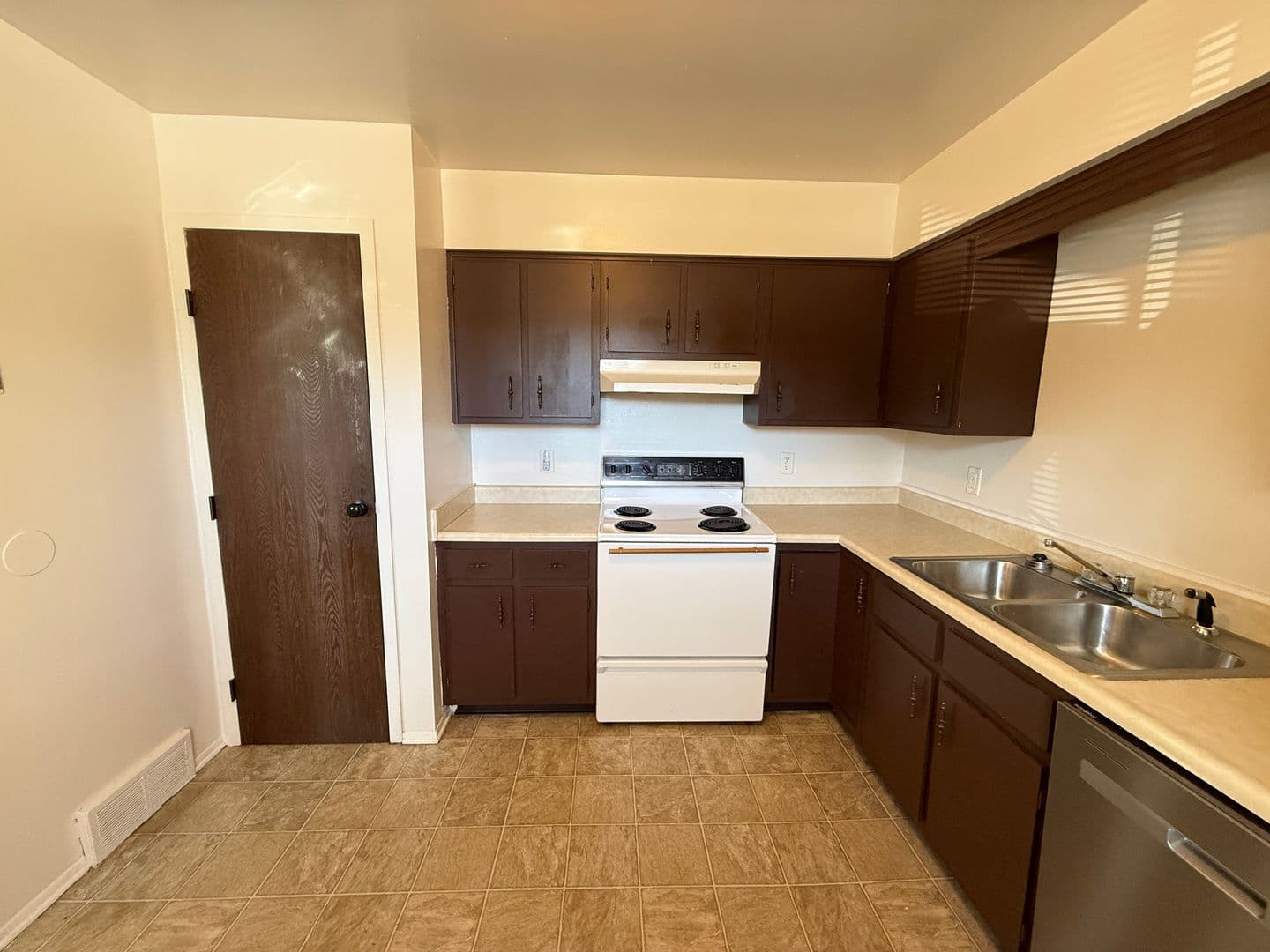 Jackson Apartment: 1450-1460 Longfellow Ave