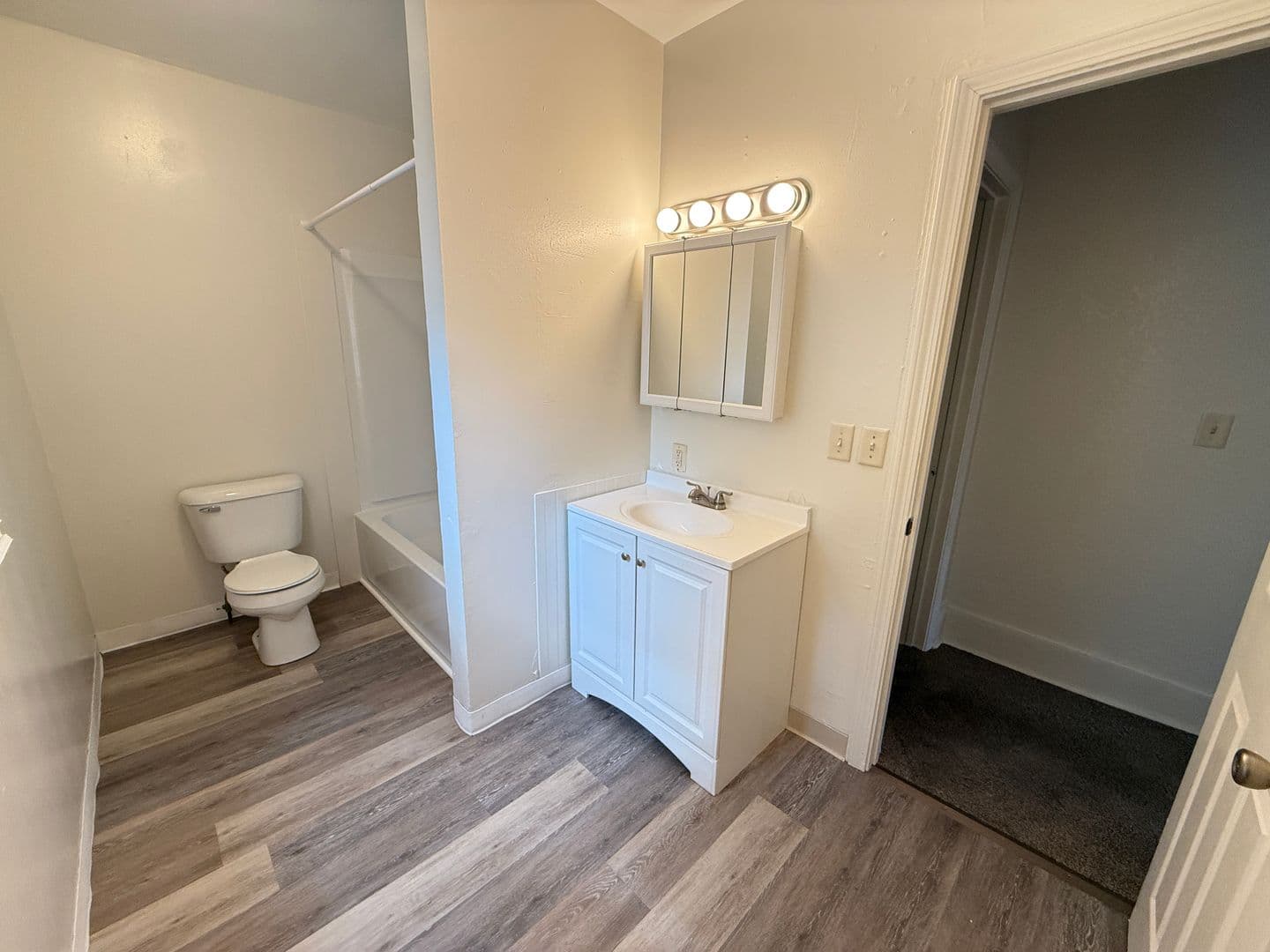 Jackson Apartment: 107 W Wilkins St