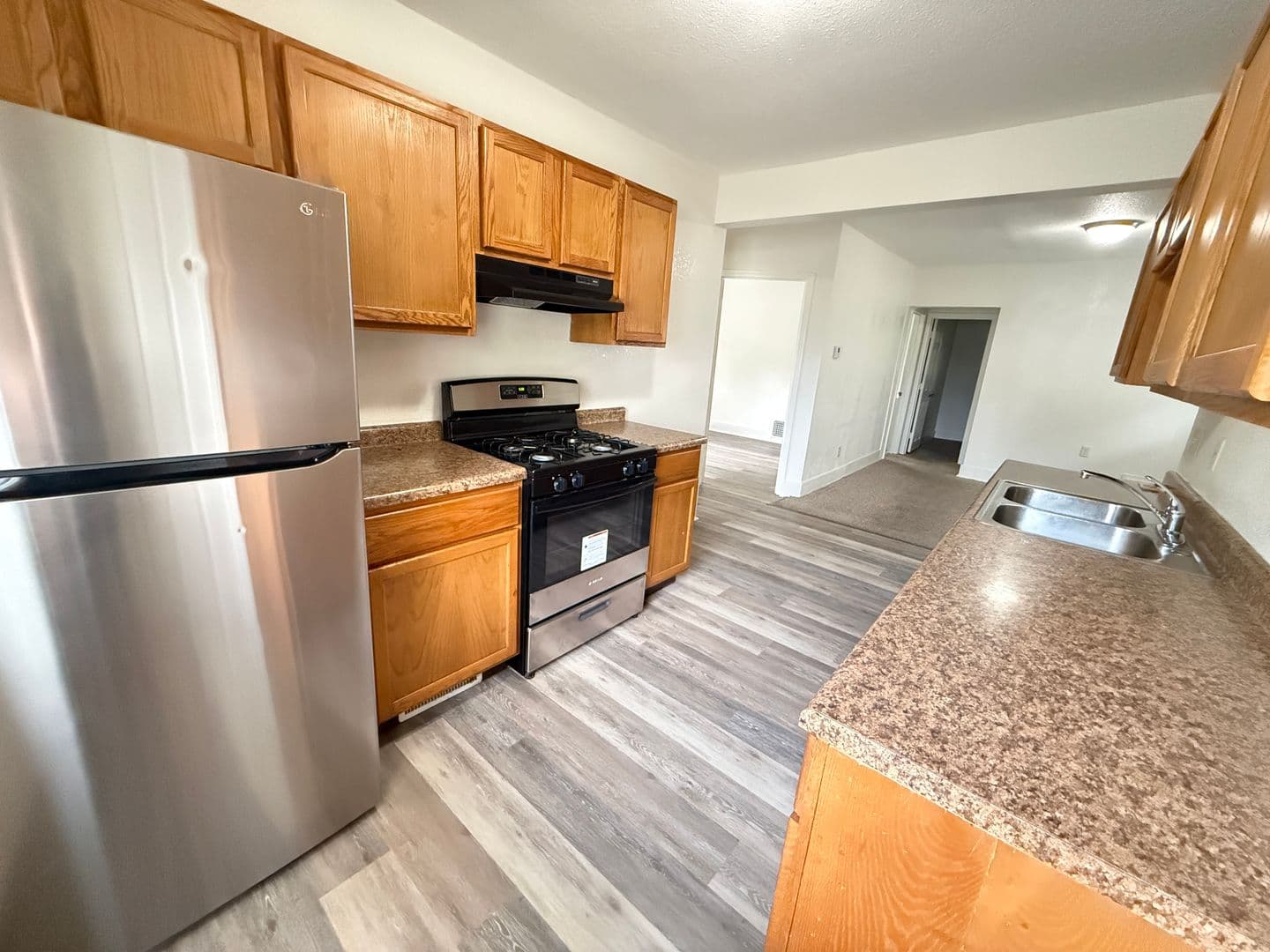 Jackson Apartment: 107 W Wilkins St