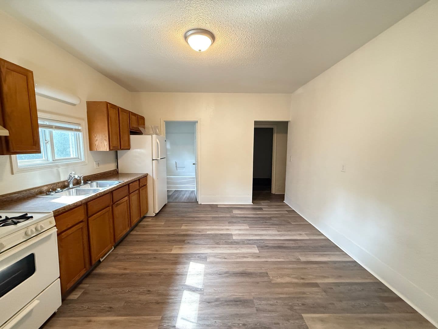 Jackson Apartment: 107 W Wilkins St