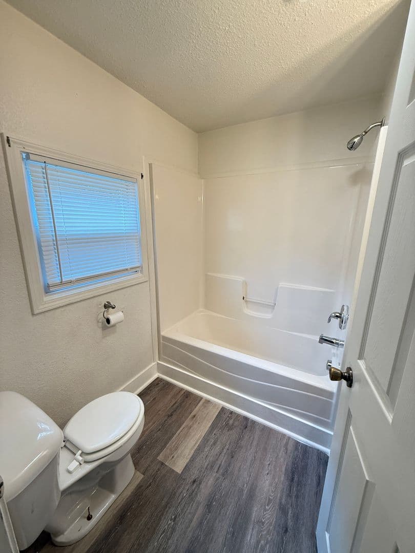 Jackson Apartment: 107 W Wilkins St