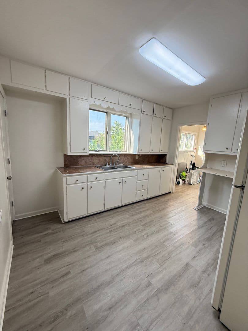 Jackson Apartment: 306 N Elm Ave