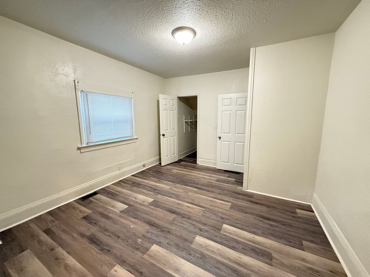 Jackson Apartment: 107 W Wilkins St
