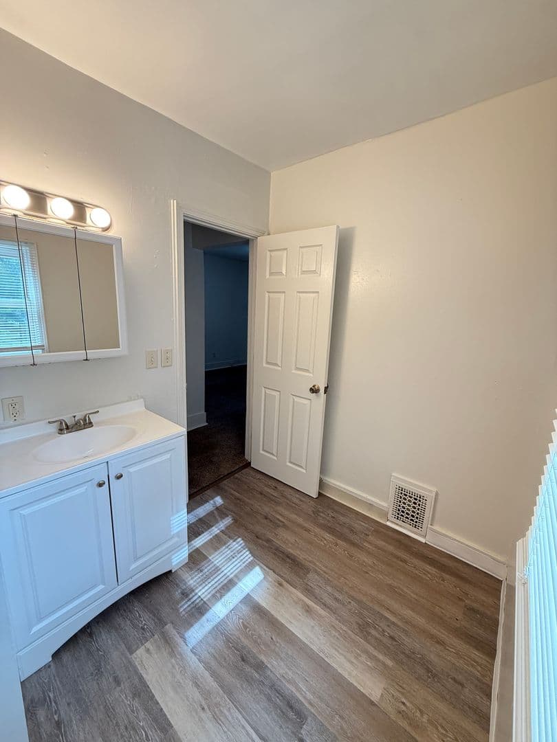 Jackson Apartment: 107 W Wilkins St