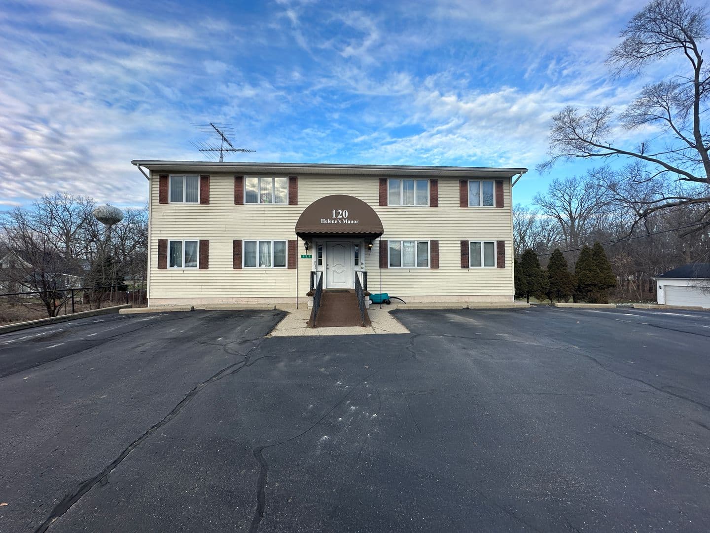 Stockbridge Apartment: 120 E Herbert St