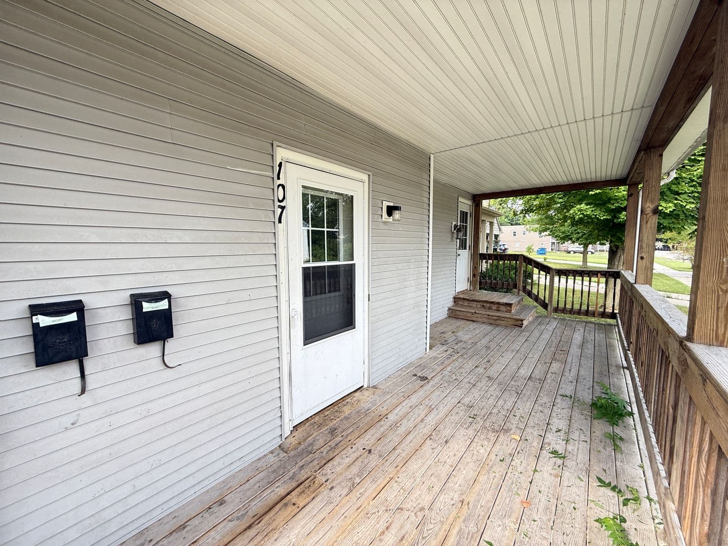 Jackson Apartment: 107 W Wilkins St