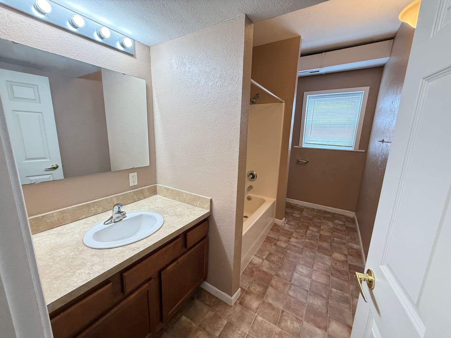 Jackson Apartment: 634 E Michigan Ave