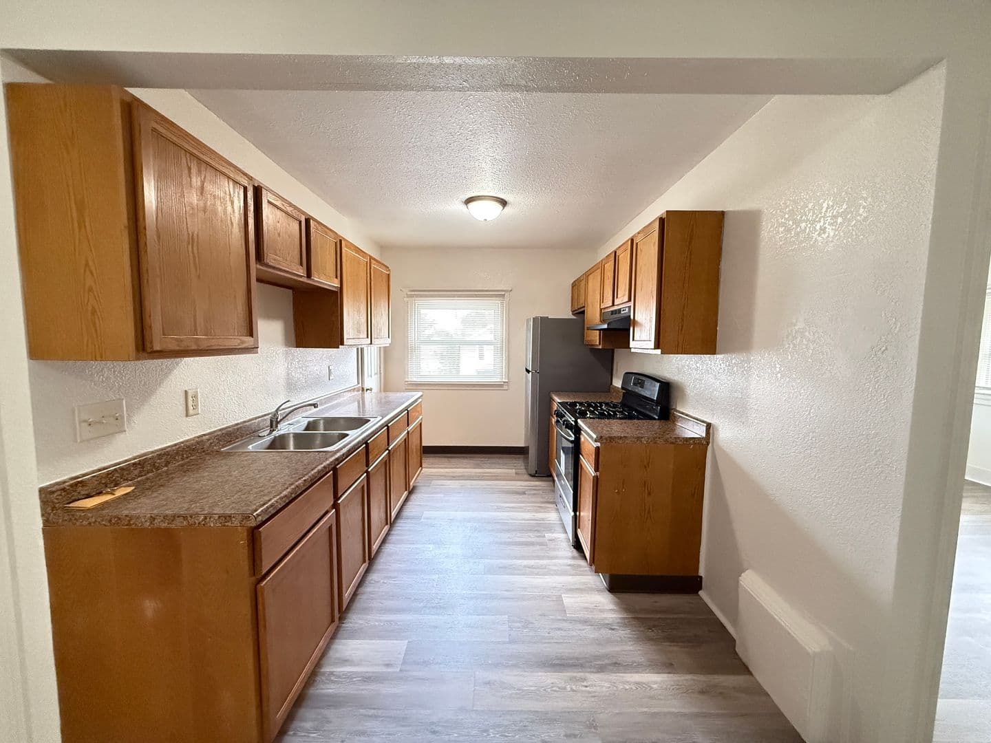 Jackson Apartment: 107 W Wilkins St