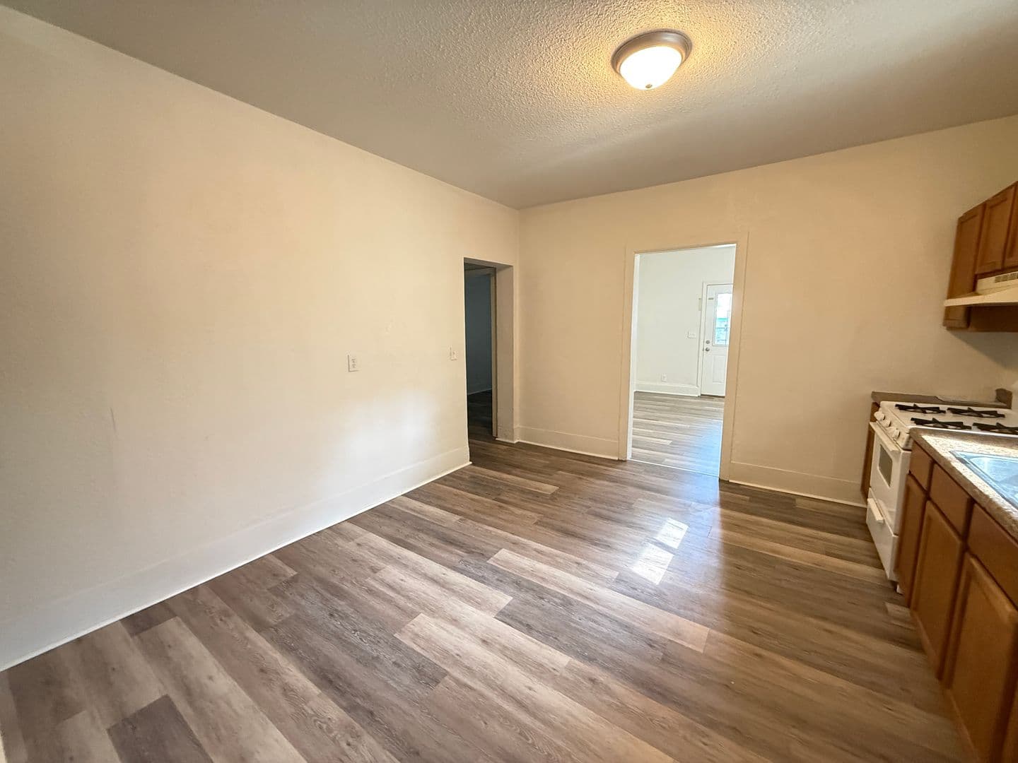 Jackson Apartment: 107 W Wilkins St