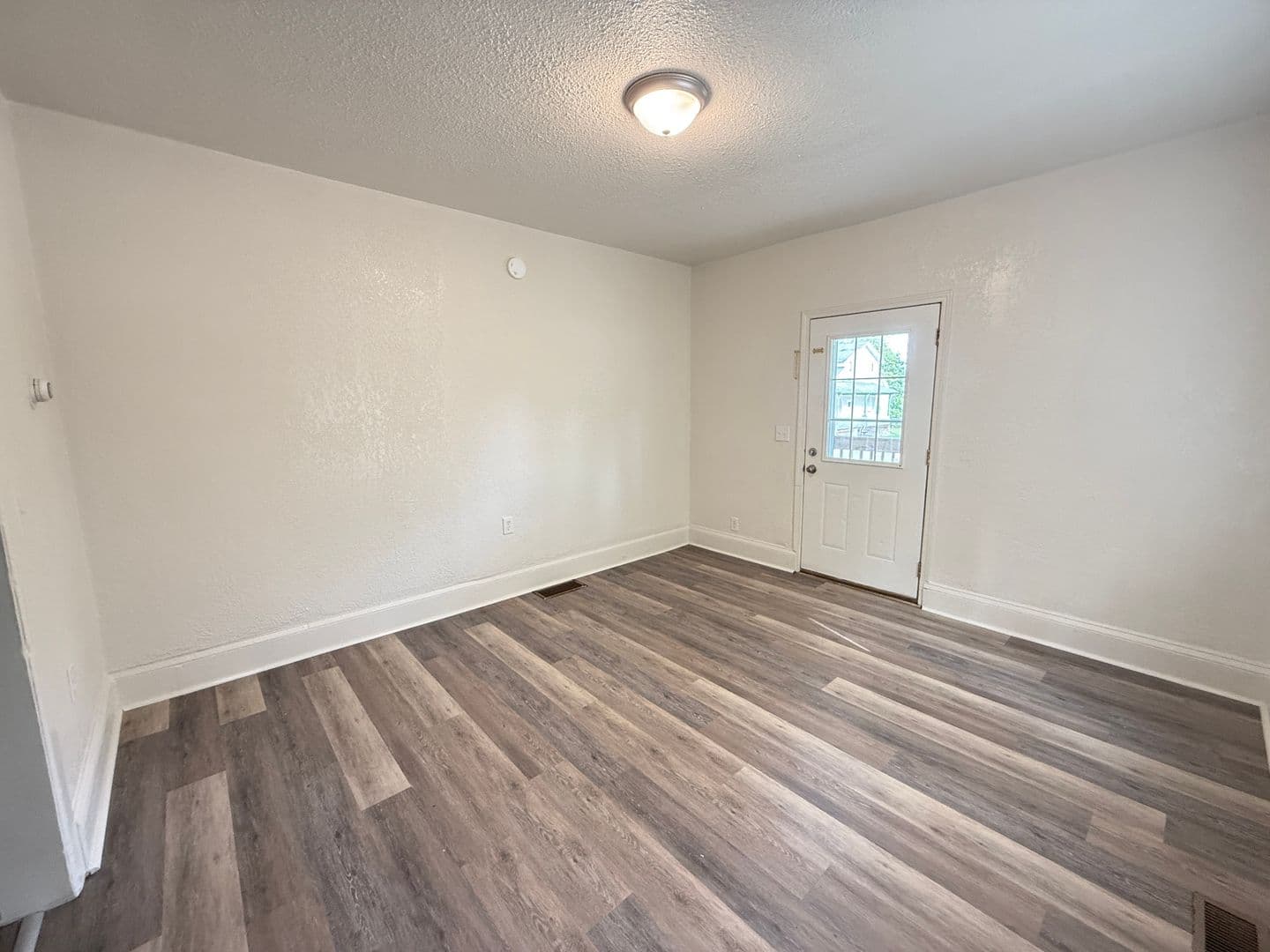 Jackson Apartment: 107 W Wilkins St