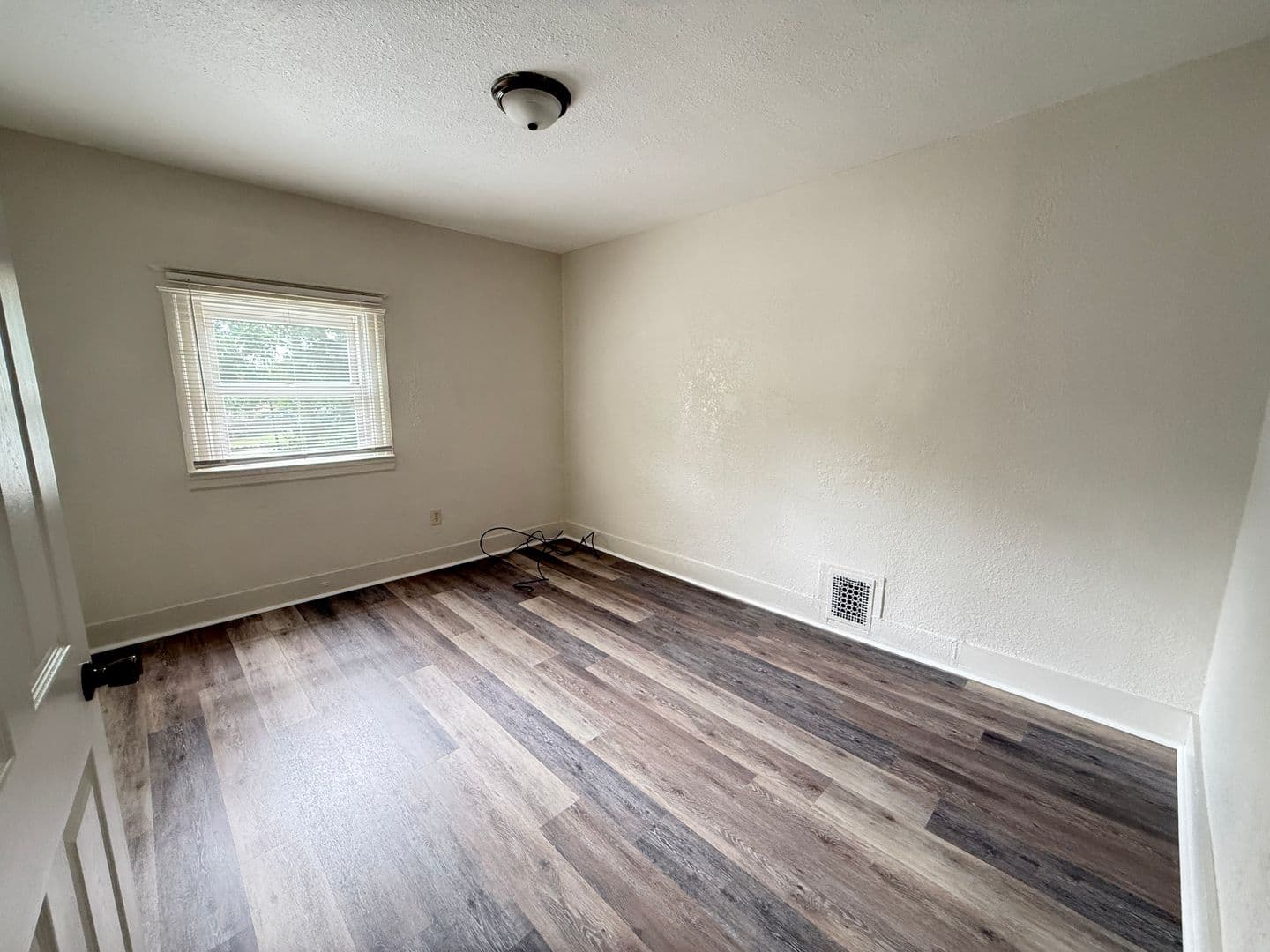 Jackson Apartment: 107 W Wilkins St