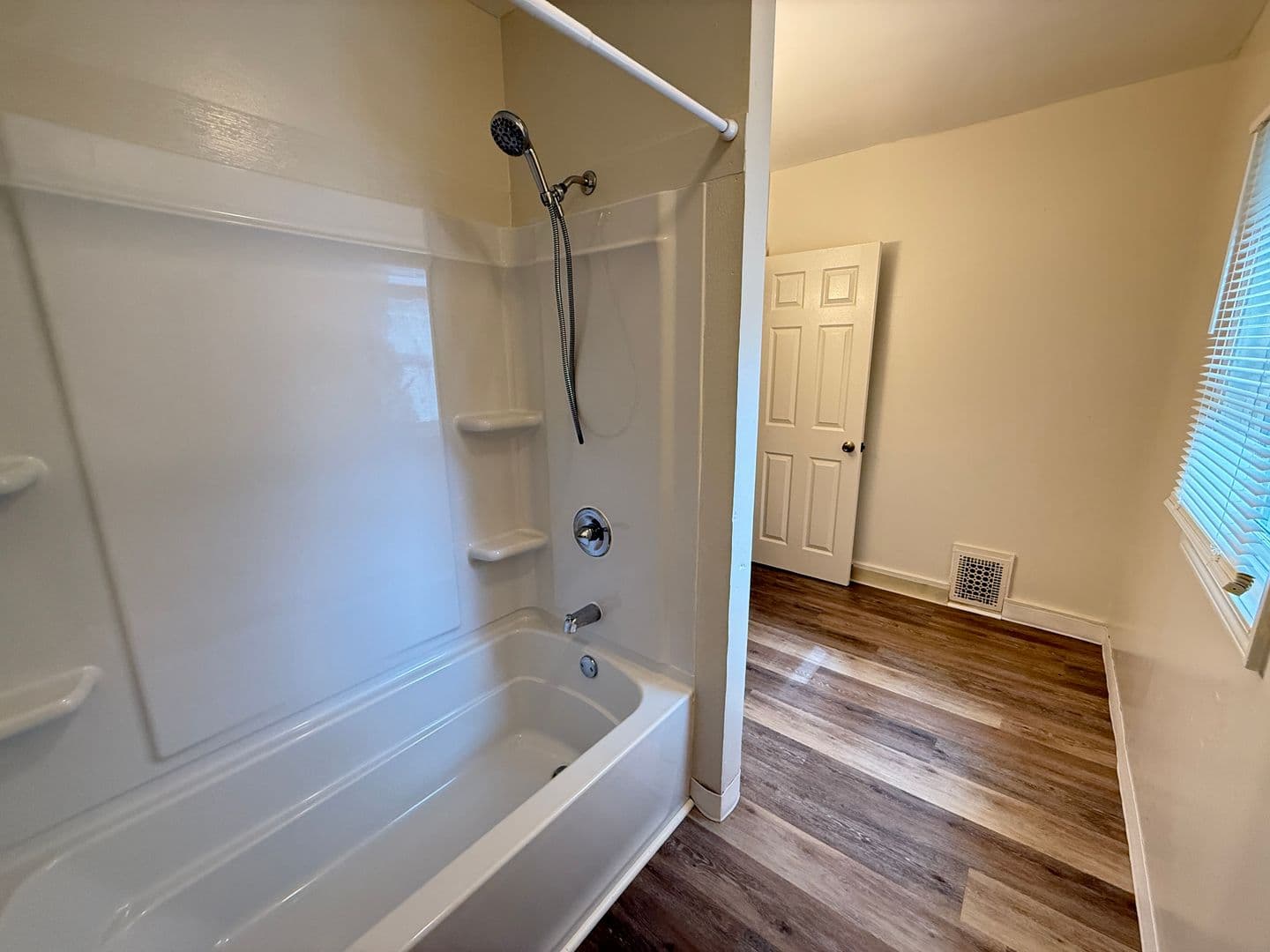 Jackson Apartment: 107 W Wilkins St