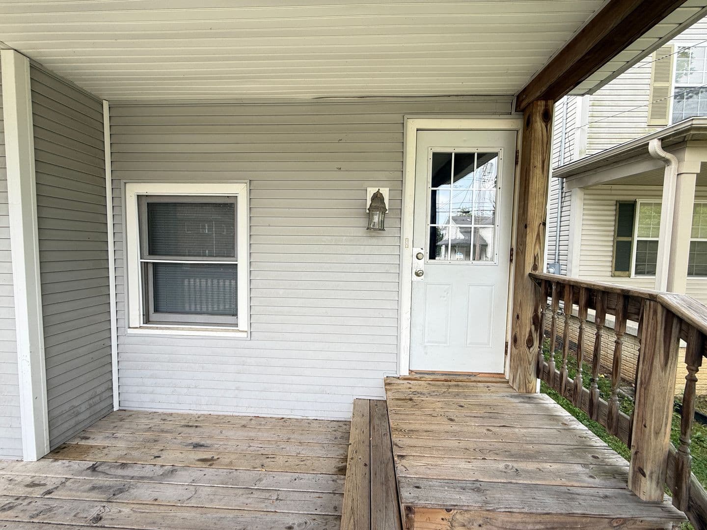 Jackson Apartment: 107 W Wilkins St