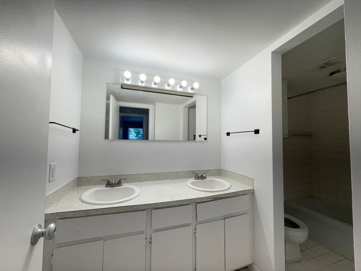 Jackson Apartment: 541 Wildwood Ave