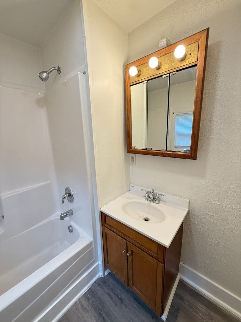 Jackson Apartment: 107 W Wilkins St