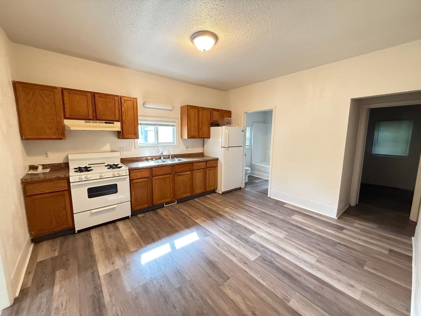 Jackson Apartment: 107 W Wilkins St