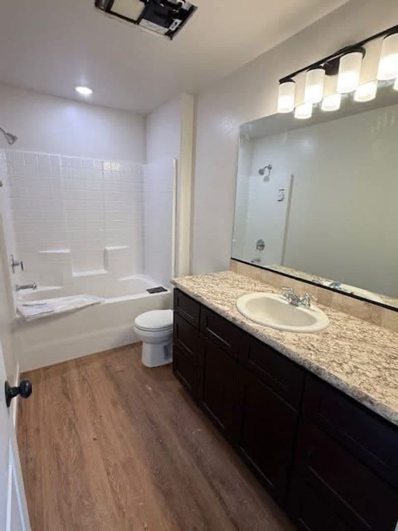 Bellevue Apartment: 504 S 5th St