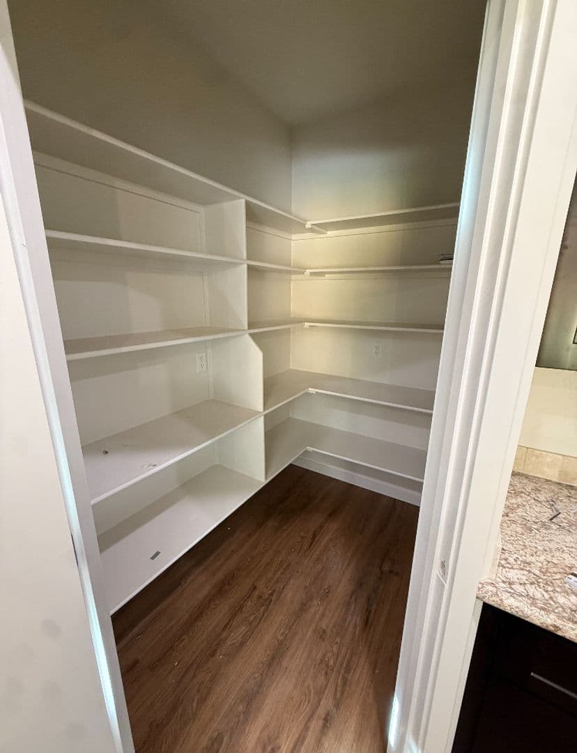 Bellevue Apartment: 504 S 5th St