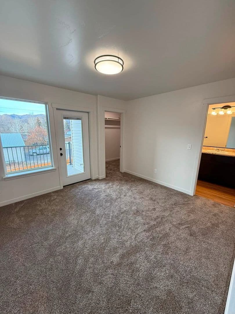 Bellevue Apartment: 504 S 5th St