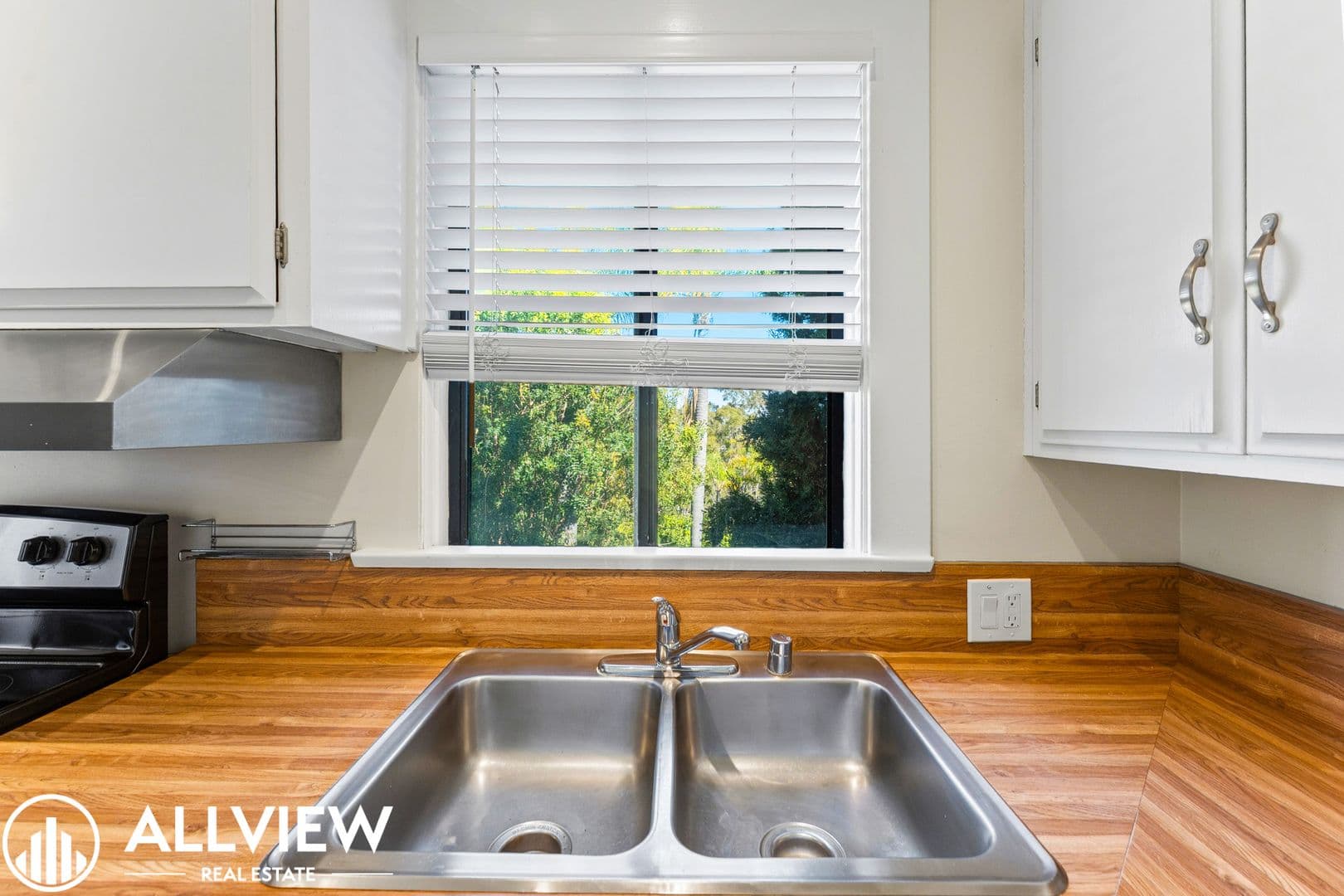 Laguna Beach Apartment: 770 Hillcrest Drive