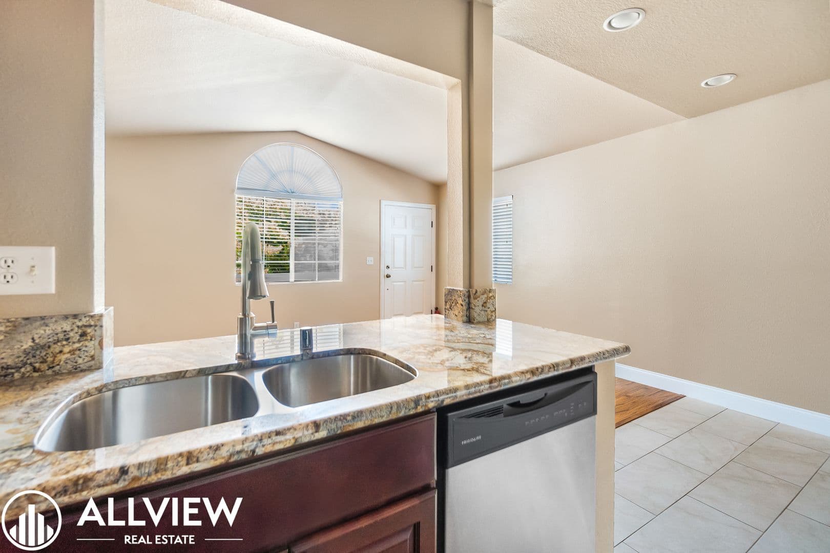 Rancho Santa Margarita Condo: 15 Gaviota