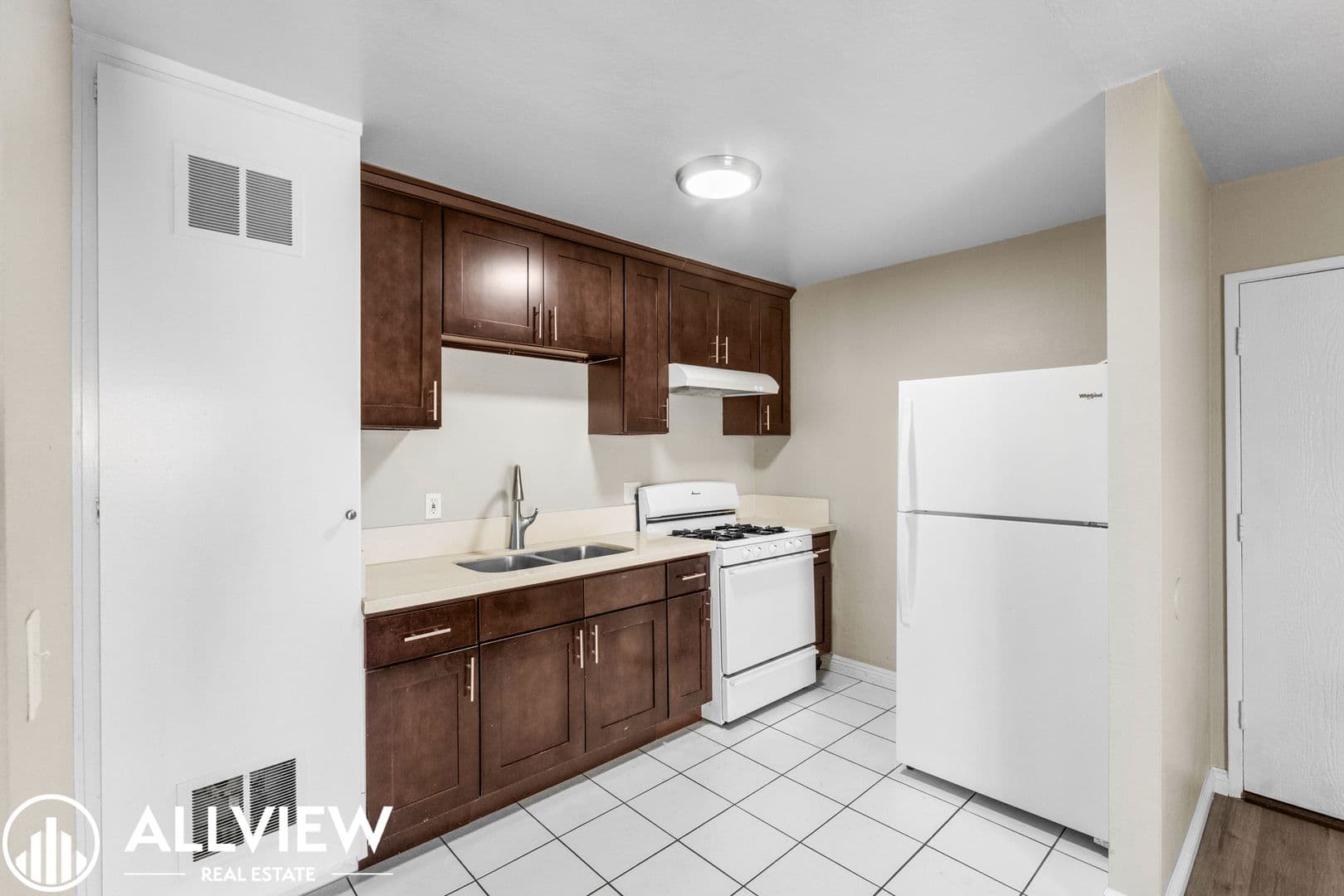 Huntington Beach Apartment: 16972 Lynn Lane