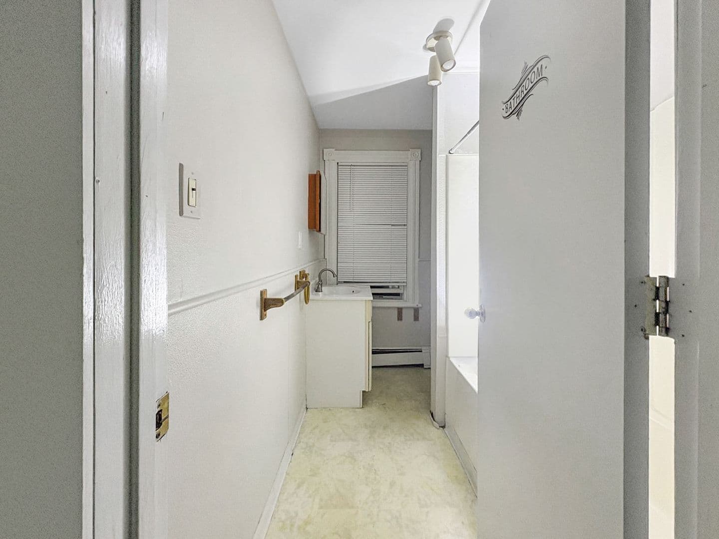 Atlantic City House: 704 N Michigan Ave