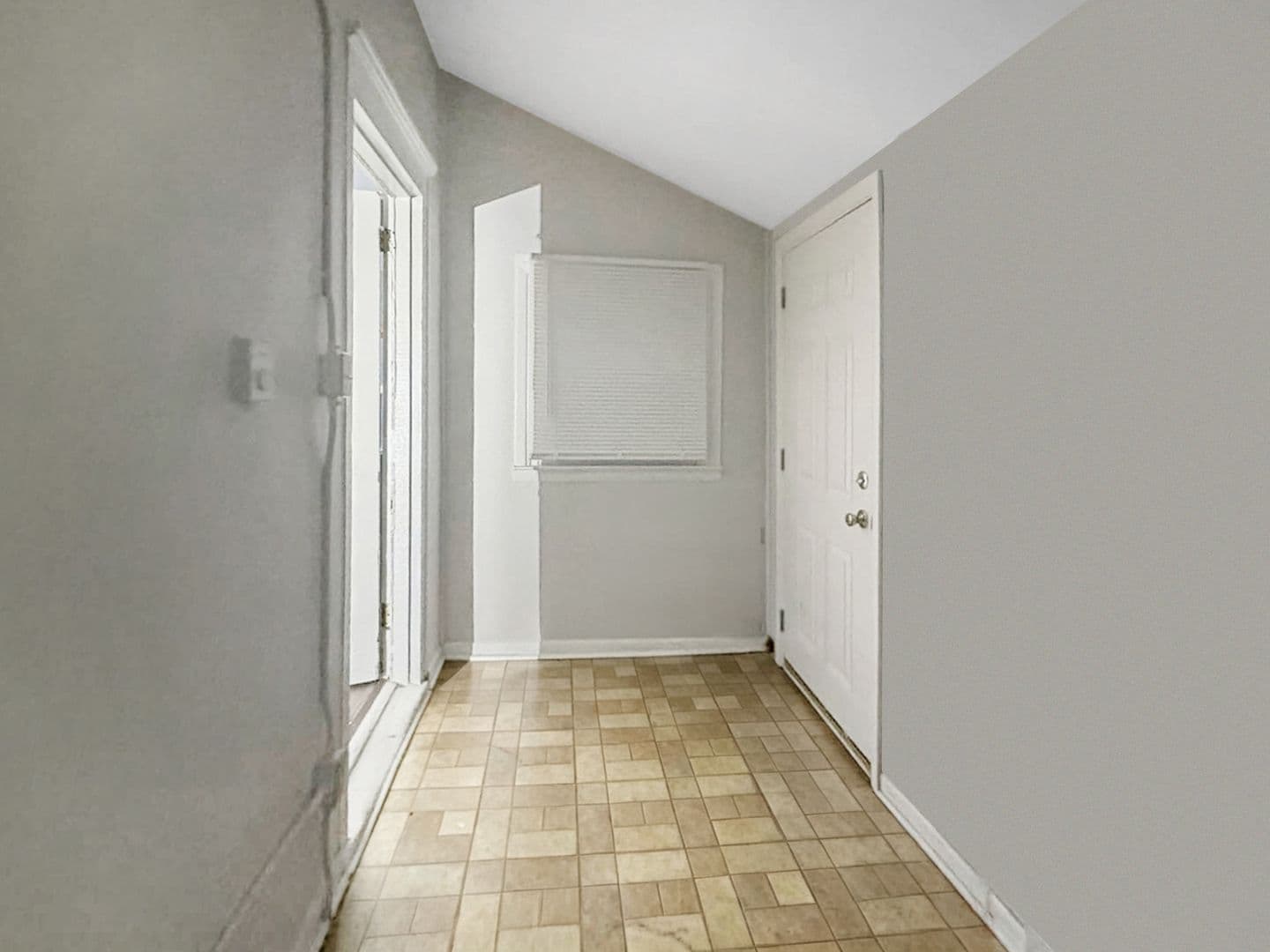 Atlantic City House: 704 N Michigan Ave