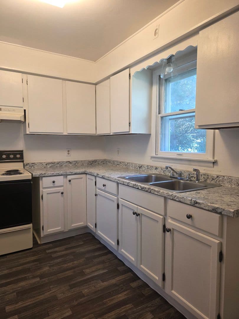 Weston House: 20270 Oak St