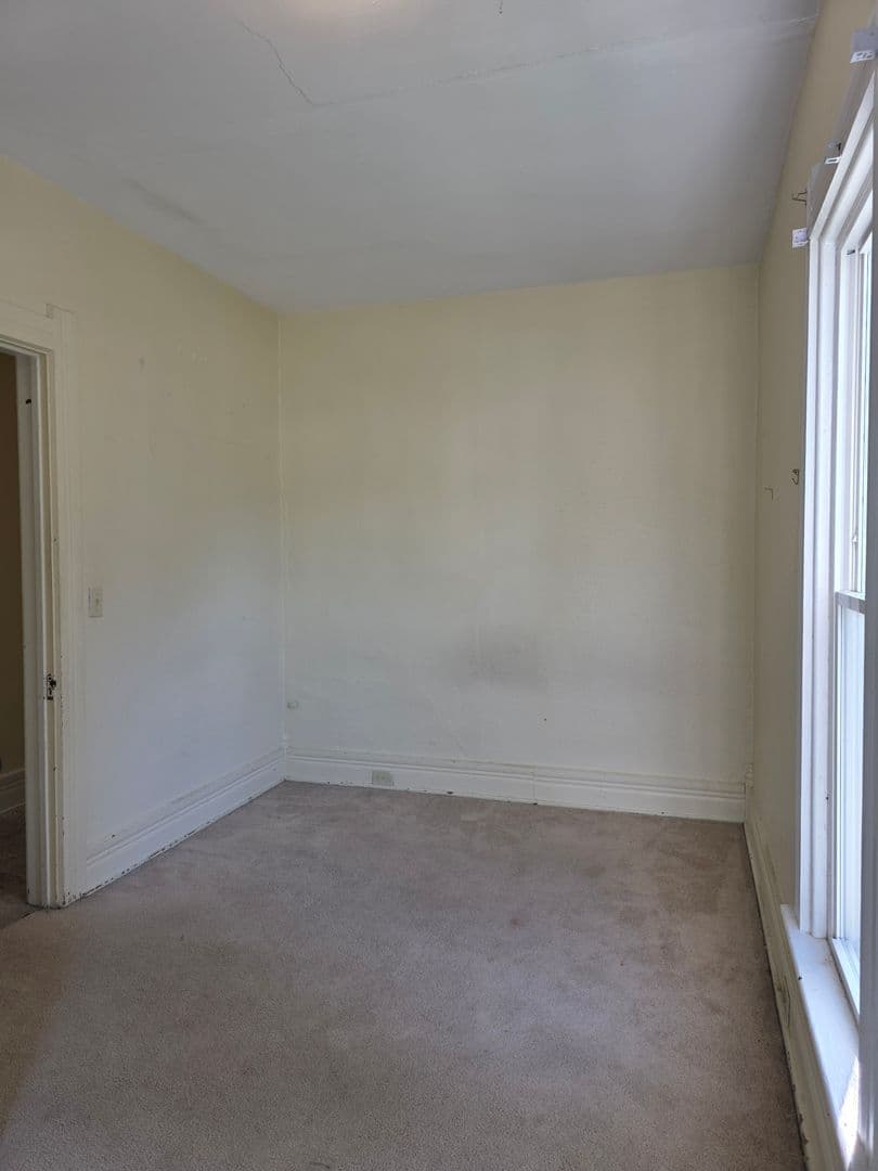Bowling Green Apartment: 241 S Church