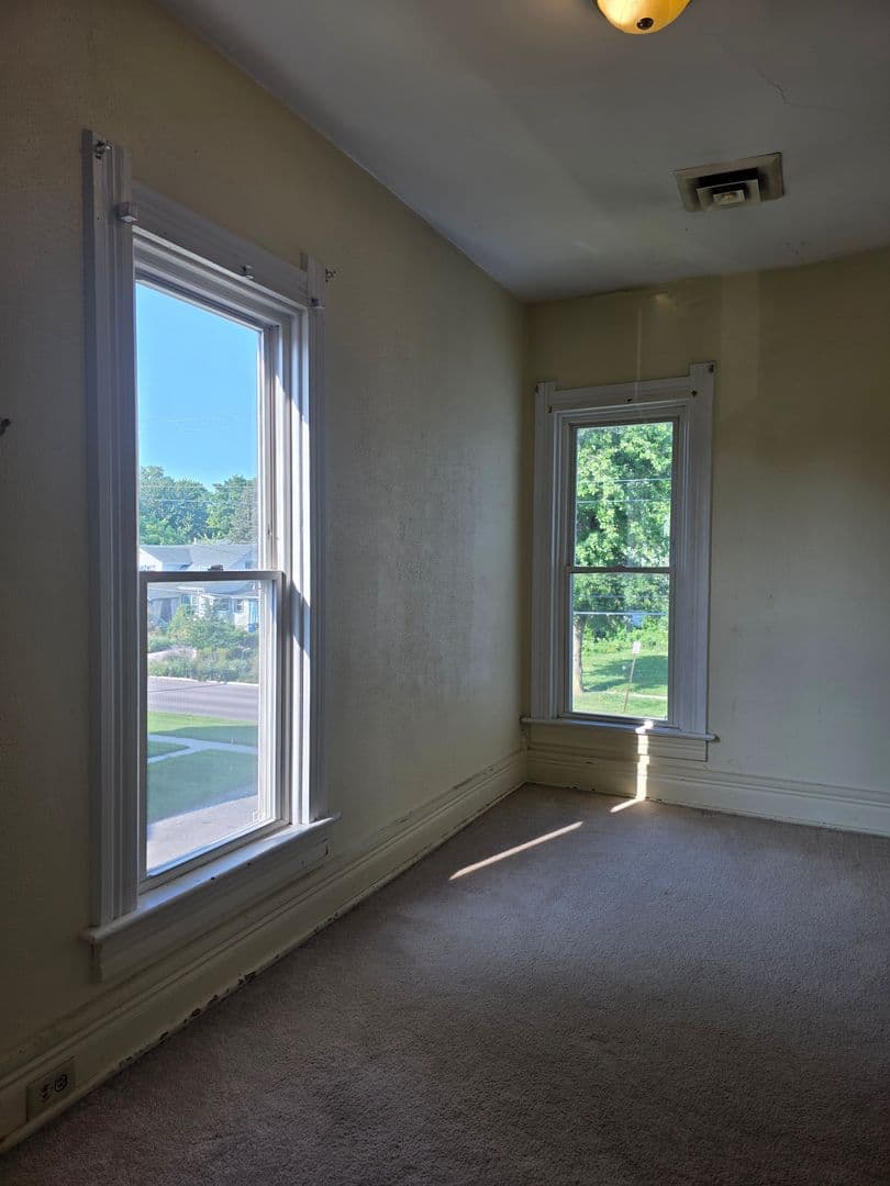 Bowling Green Apartment: 241 S Church