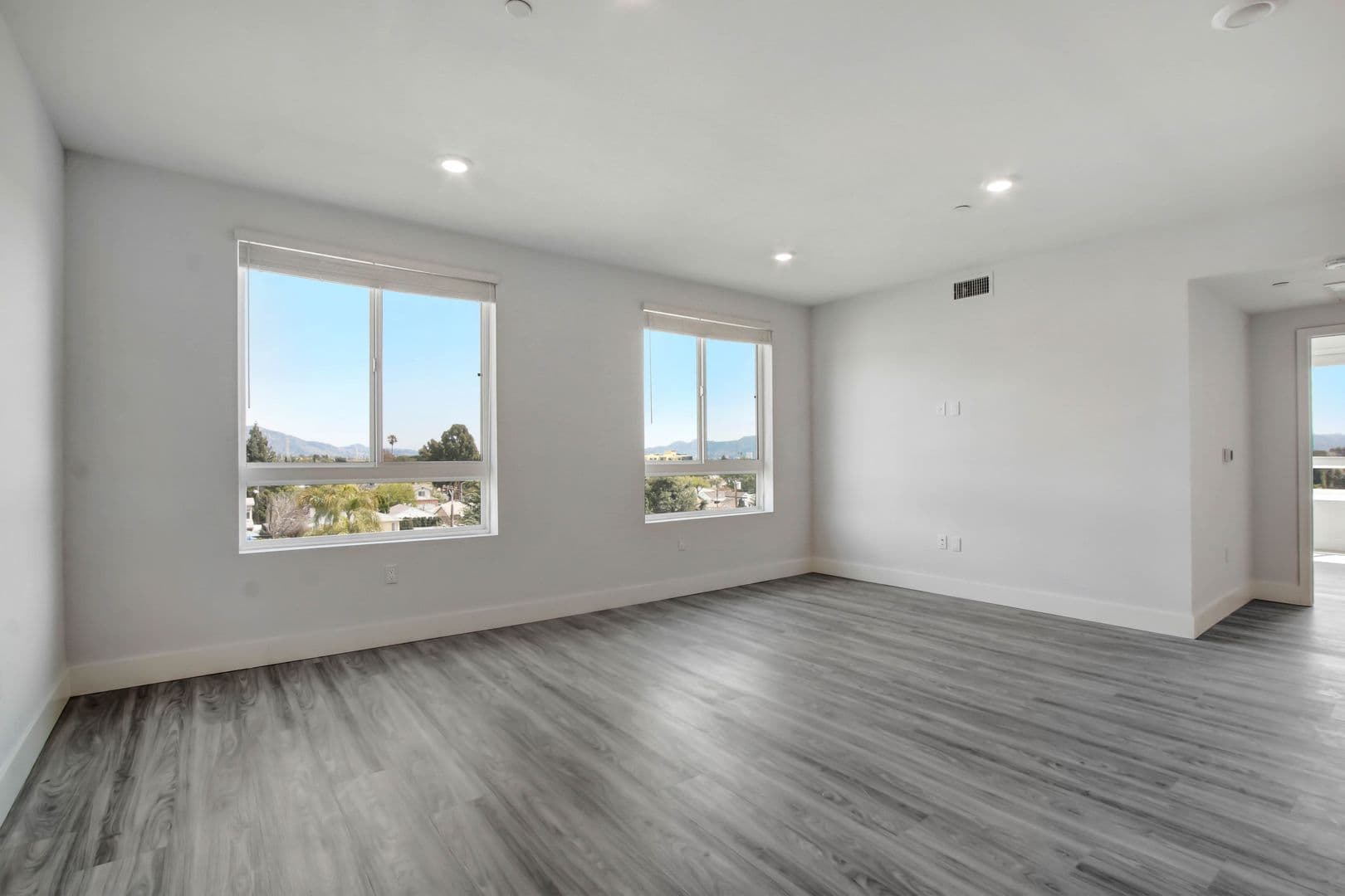 North Hollywood Apartment: 11848 Vanowen St