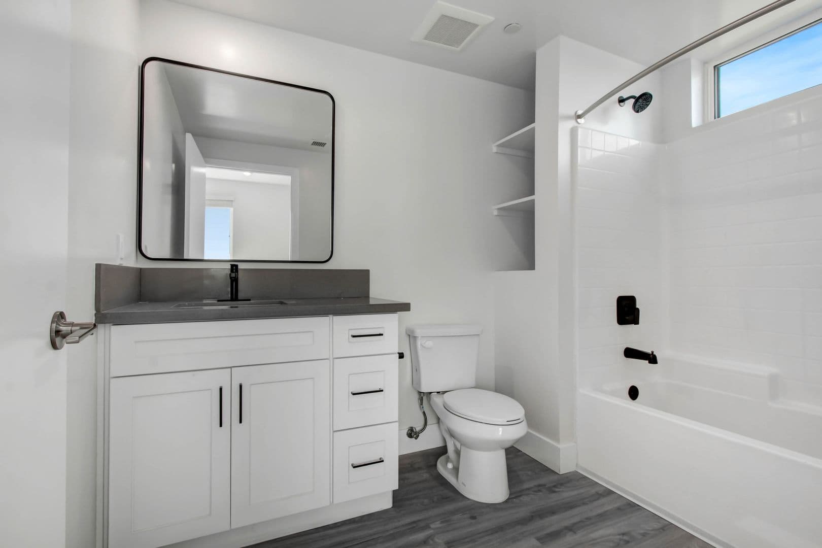 North Hollywood Apartment: 11848 Vanowen St