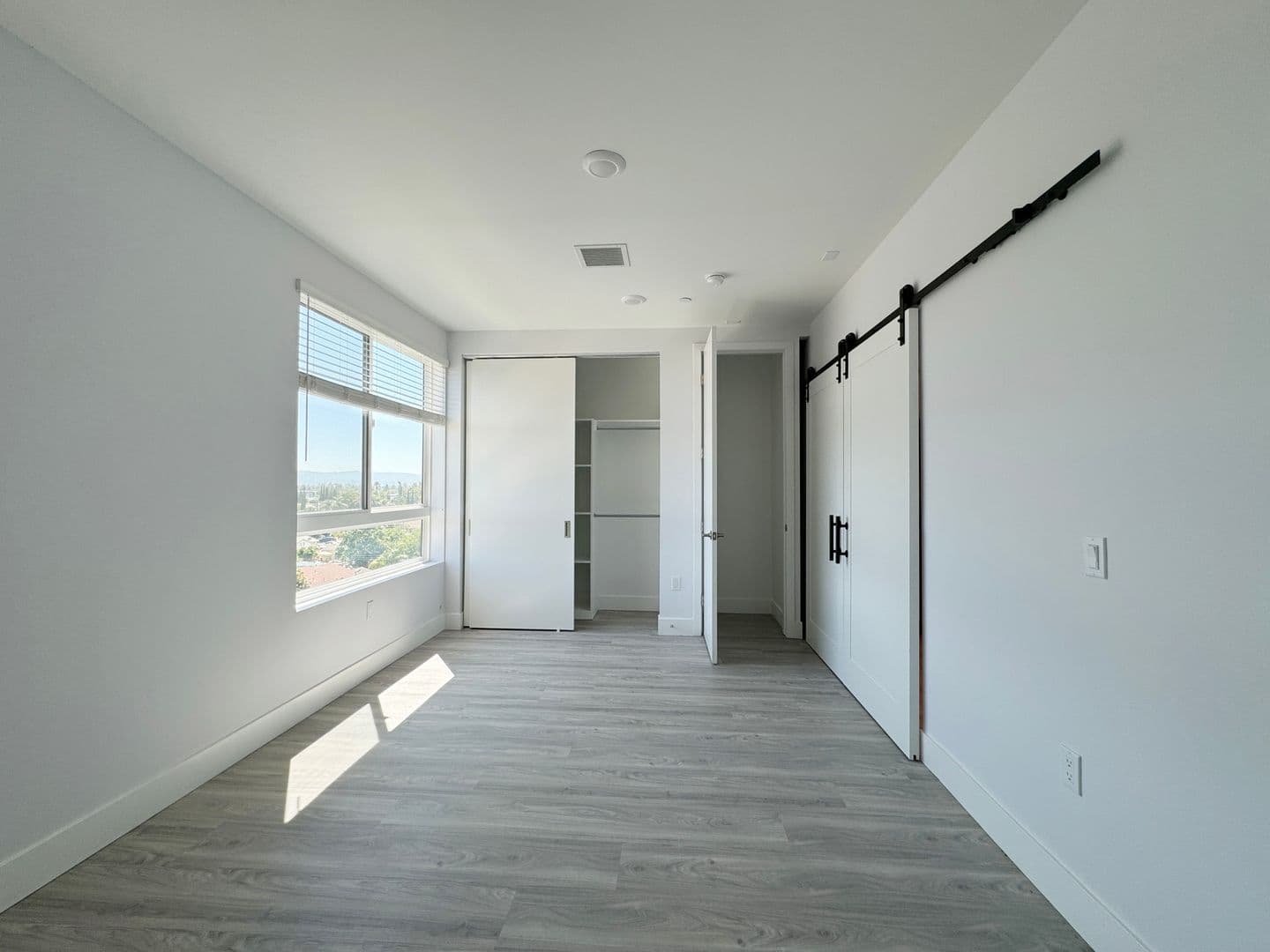 North Hollywood Apartment: 11848 Vanowen St