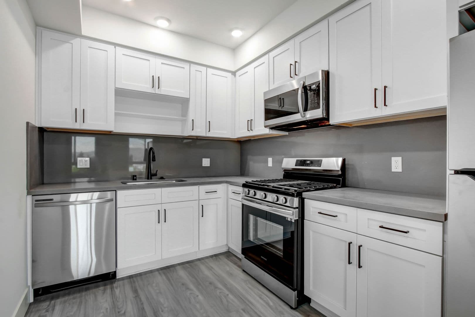 North Hollywood Apartment: 11848 Vanowen St