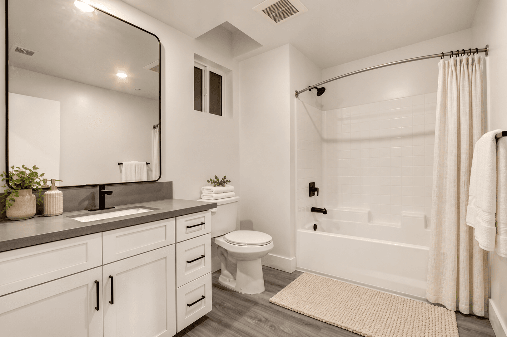 North Hollywood Apartment: 11848 Vanowen St