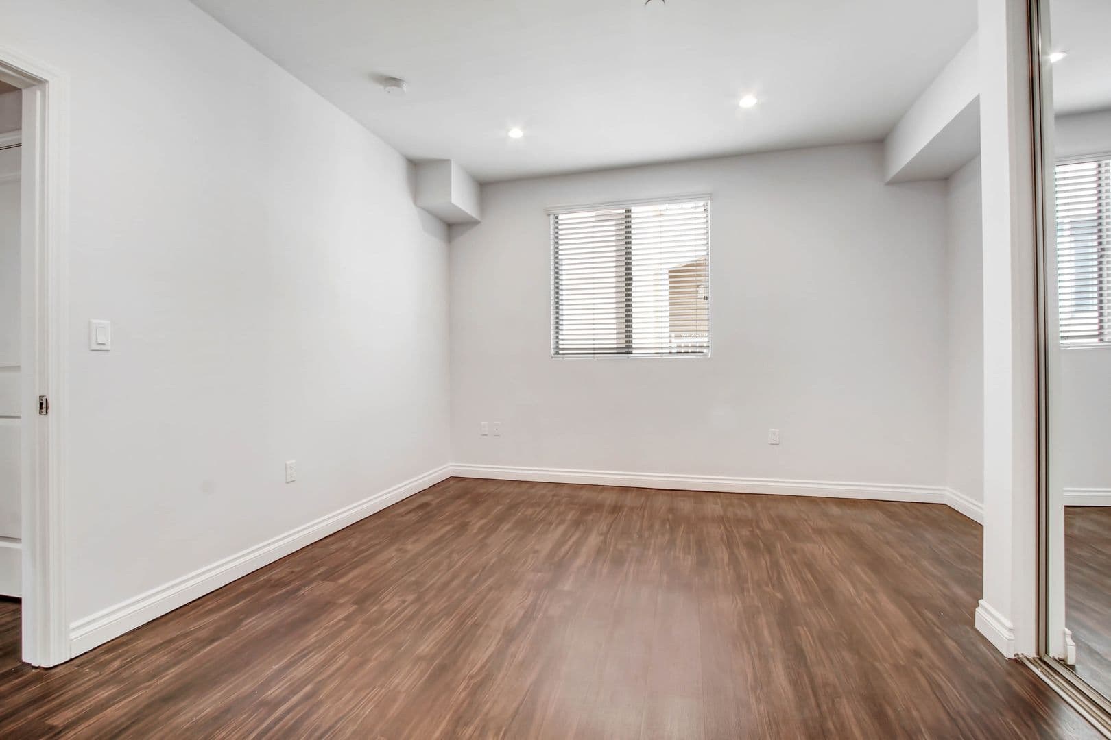 North Hollywood Apartment: 12160 Hart St