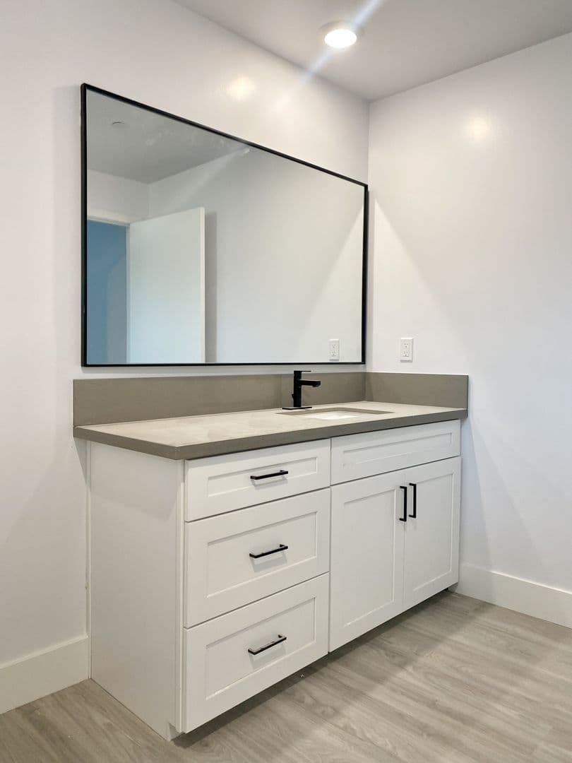 North Hollywood Apartment: 11848 Vanowen St