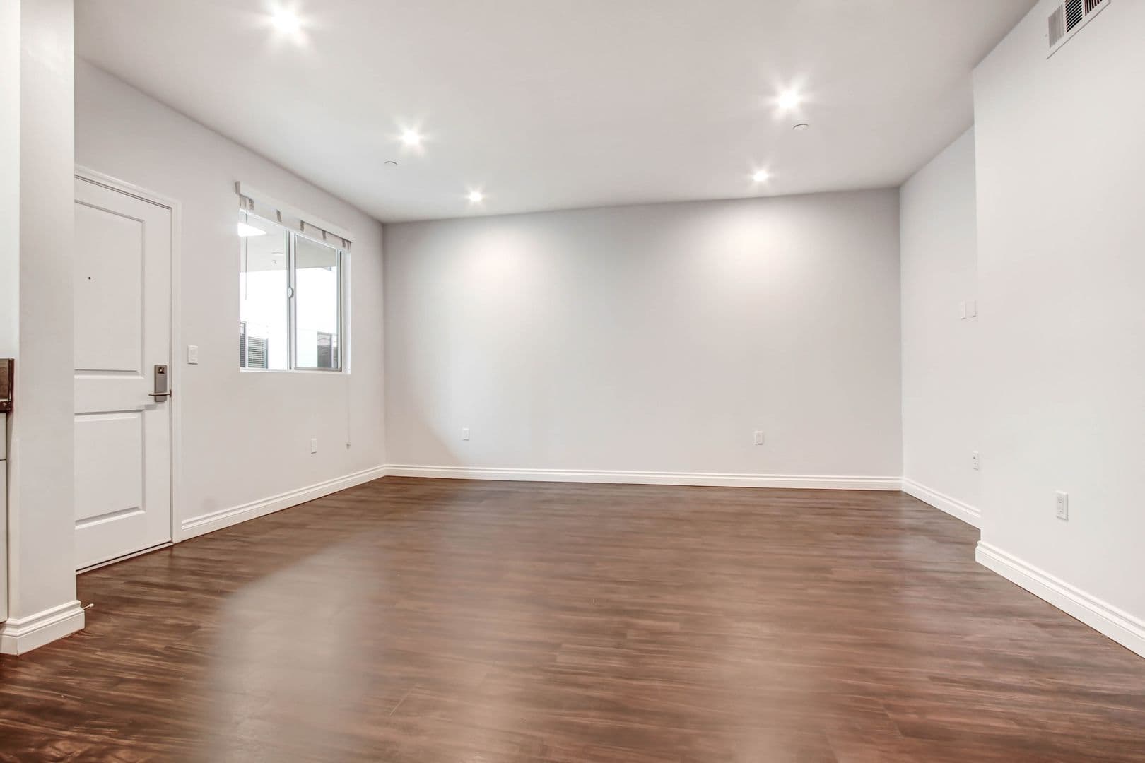 North Hollywood Apartment: 12160 Hart St