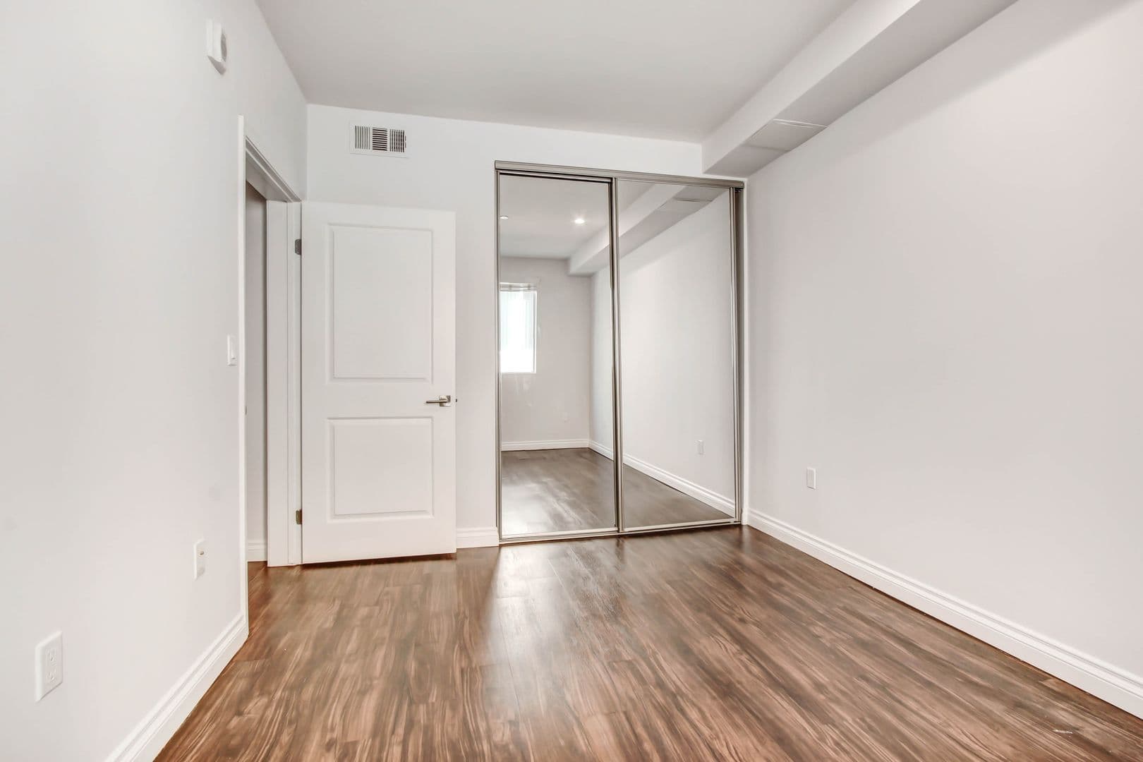 North Hollywood Apartment: 12160 Hart St
