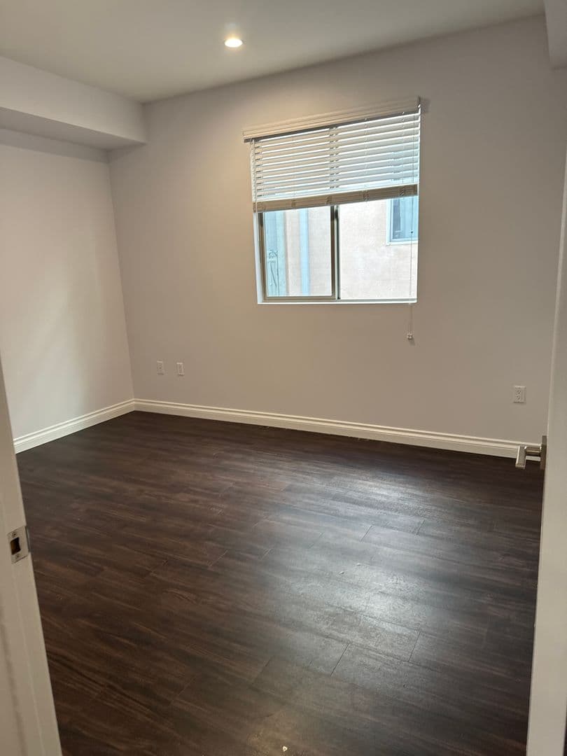 North Hollywood Apartment: 12160 Hart St