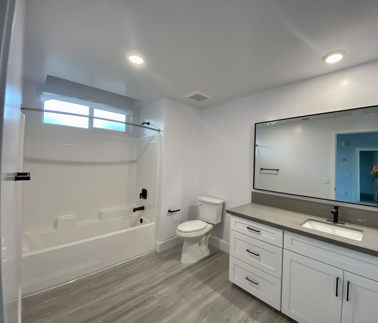 North Hollywood Apartment: 11848 Vanowen St