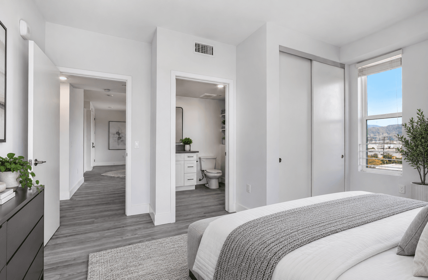 North Hollywood Apartment: 11848 Vanowen St